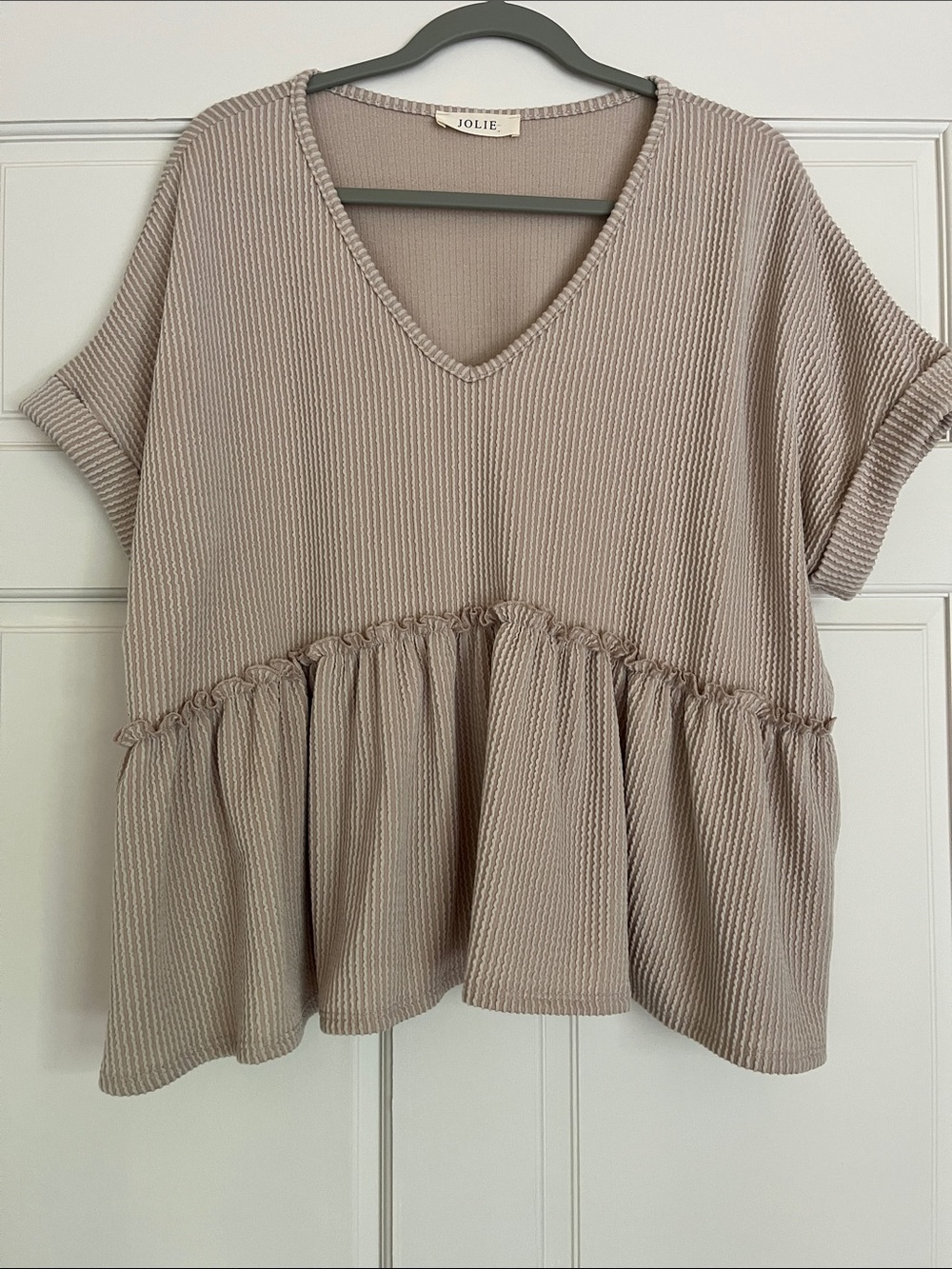Jolie Ribbed Peplum V-Neck Top in Taupe